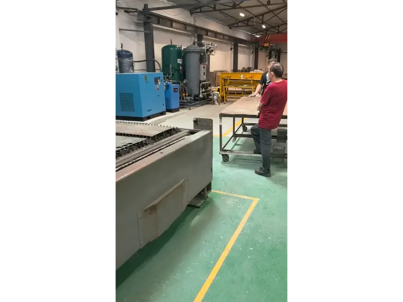 Messa in servizio del sistema di fornitura del gas completata! Compressore d'aria interno e generatore di azoto abbinati alla testa di taglio laser RayTools: eleva la qualità di taglio della lamiera zincata